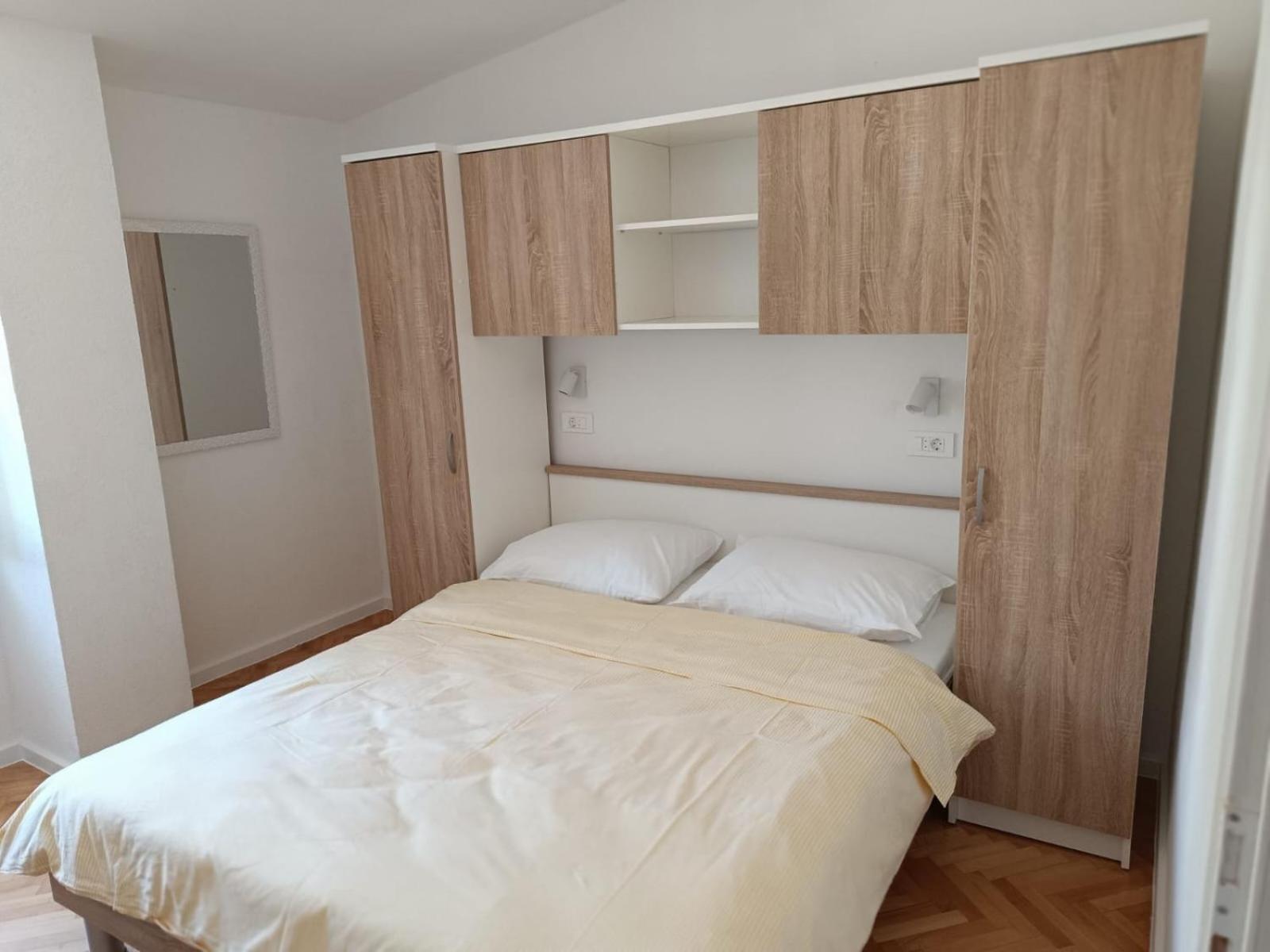 Diana Rooms And Apartments Starigrad Paklenica Oda fotoğraf
