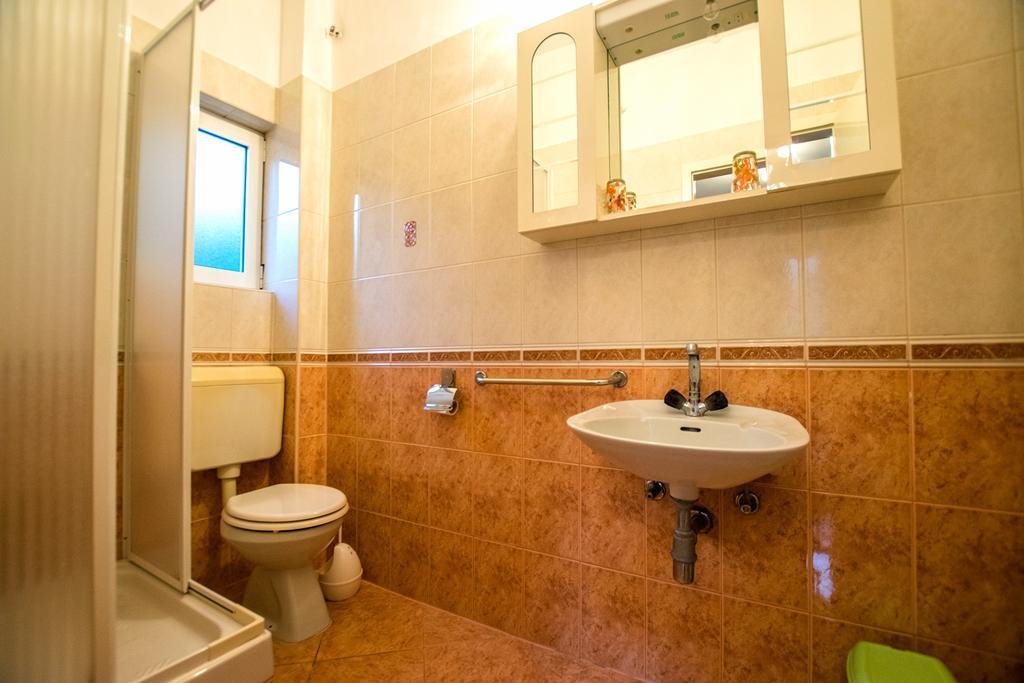 Diana Rooms And Apartments Starigrad Paklenica Dış mekan fotoğraf